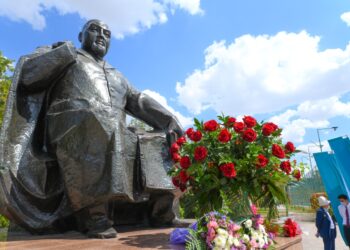 Шымкентте Абай ескерткішіне гүл шоқтары қойылды