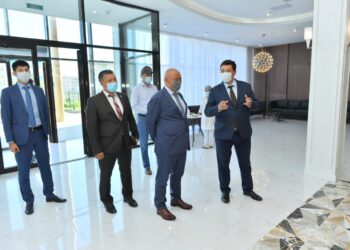 Өмірзақ Шөкеев жаңадан бой көтерген «Ақжайық» музыкалық мектебінде болды