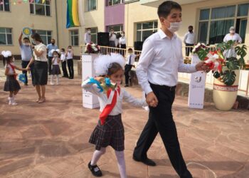 Шымкент: Абай Құнанбаев мектебі жаңа оқу жылын ұлы ақынның өлеңдерін оқудан бастады