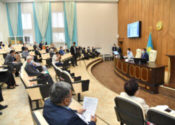 Шымкент: Қала әкімі М.Әуезов атындағы оқу ұжымымен кездесті