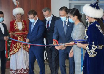 Рашид Абатұлы «BOLASHAQ BOOKS-ТА» кітапты баспа-бас айырбастады