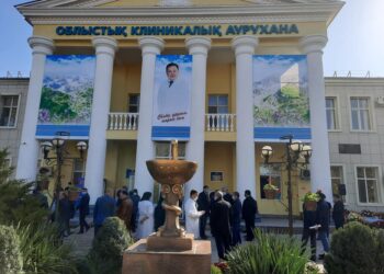 МҰҚАН ЕГІЗБАЕВТЫҢ ҚҰРМЕТІНЕ МЕМОРИАЛДЫҚ ТАҚТА ОРНАТЫЛДЫ