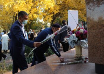 ӨЗІНІҢ ЖАРЫҒЫ СӨНСЕ ДЕ, ӨЗГЕ ЖАРЫҚ СЫЙЛАҒАН ЖАНДАР