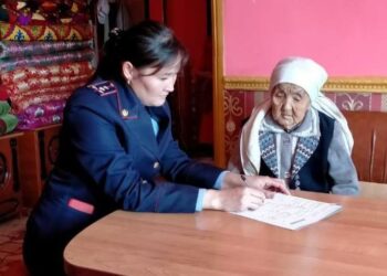 Полицейлер құжат рәсімдеуге көмектесті