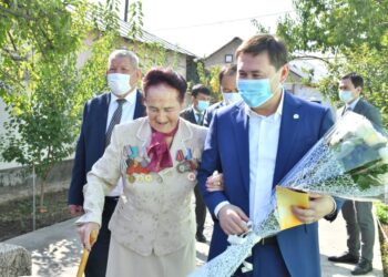 МҰРАТ ӘЙТЕНОВ АРДАГЕРЛЕРДІ ҚАРТТАР КҮНІМЕН ҚҰТТЫҚТАДЫ