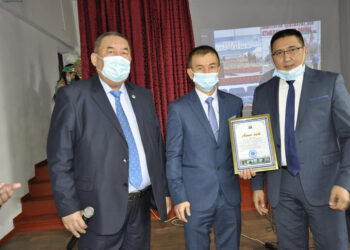 ТҮРКІСТАН: АУЫЛ МЕКТЕБІНЕ 2 BILIM BOOK ТАҚТАСЫ МЕН 50 КОМПЬЮТЕР СЫЙҒА БЕРІЛДІ