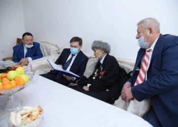 ҚАЛА ӘКІМІ 100 ЖАСҚА ТОЛҒАН СОҒЫС АРДАГЕРІН МЕРЕЙТОЙЫМЕН ҚҰТТЫҚТАДЫ