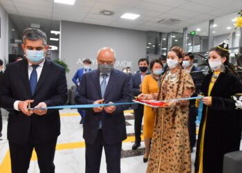 ӨМІРЗАҚ ШӨКЕЕВ «АШЫҚ ӘКІМДІК» АЛАҢЫНДА ТҰРҒЫНДАРДЫ ҚАБЫЛДАДЫ