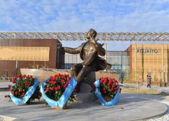 Шәмші ескерткіші Түркістан төрінде