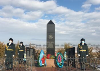 2012 жылы ұшақ апатынан қаза тапқандарға ескерткіш тақта қойылды