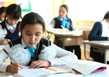 Министр қазақстандық оқушылар қандай жағдайда мектепке орала алатыны туралы айтты