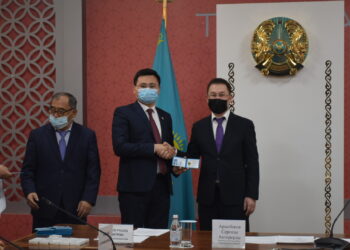 Депутаттарға төсбелгі мен куәлік табысталды