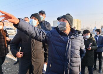 Өмірзақ Шөкеев құрылыс алаңдарын аралап шықты