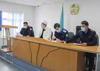 Түркістан: Полиция жетім балаларды қамқорлыққа алды