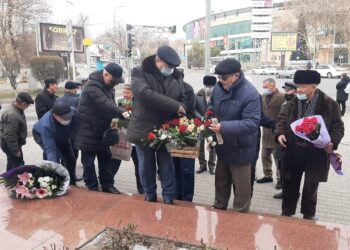 Шымкент жұртшылығы Қонаевтың ескерткішіне гүл шоқтарын қойды