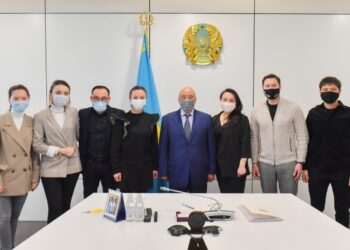 Өмірзақ Шөкеев жаңа театрдың шығармашылық құрамымен кездесті