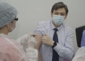 Бас санитар Ерлан Қиясов пен Денсаулық сақтау вице-министрі Ажар Ғиният  вакцинаның екінші дозасын салдырды