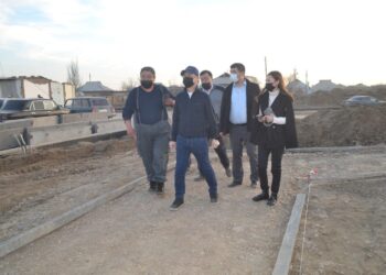 ТҮРКІСТАН КӨШЕЛЕРІНДЕ АҒЫН СУ АРНАЛАРЫ САЛЫНУДА