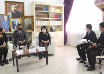 Ұлықтайтын ұрпақ бар