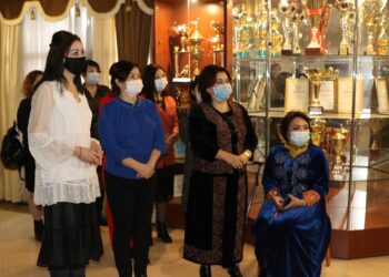 Генерал журналист қыздарды құттықтады!