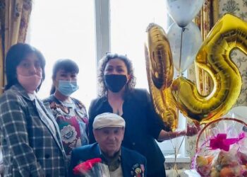 ШЫМКЕНТТЕ ӘЛЕУМЕТТІК САЛА ҚЫЗМЕТКЕРЛЕРІ СОҒЫС АРДАГЕРІН  95 ЖАСҚА ТОЛУЫМЕН ҚҰТТЫҚТАДЫ