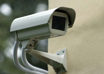 АВТОТҰРАҚТА ТҰРҒАН КӨЛІКТІ АЙДАП КЕТКЕН АЗАМАТ БЕЙНЕКАМЕРА АРҚЫЛЫ АНЫҚТАЛДЫ