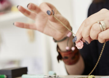 Шымкенттегі зергерлік цехта контрабандалық жолмен келген алтын тәркіленді