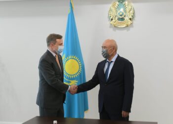 ӨМІРЗАҚ ШӨКЕЕВ АҚШ-ТЫҢ БАС КОНСУЛЫМЕН КЕЗДЕСТІ