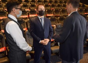 ҚАЛА ӘКІМІ КИНОТЕАТРДЫҢ РЕСМИ АШЫЛУ САЛТАНАТЫНА ҚАТЫСТЫ