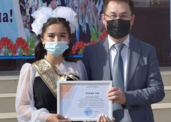 ҚАЛА ӘКІМІ МЕКТЕП БІТІРУШІ ТҮЛЕКТЕРГЕ АҚ ЖОЛ ТІЛЕДІ