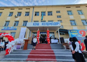 МЕКТЕПКЕ ГЕНЕРАЛ САБЫР РАҚЫМОВТЫҢ ЕСІМІ БЕРІЛДІ