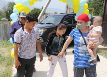 ТҮРКІСТАН ОБЛЫСЫНДА МЕКТЕП ТҮЛЕКТЕРІ КӨПБАЛАЛЫ ОТБАСЫҒА БАСПАНА СЫЙЛАДЫ