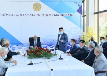 ӨМІРЗАҚ ШӨКЕЕВ САЙРАМ АУДАНЫНЫҢ АҚСАҚАЛДАРЫМЕН ӨЗЕКТІ МӘСЕЛЕЛЕРДІ ТАЛҚЫЛАДЫ