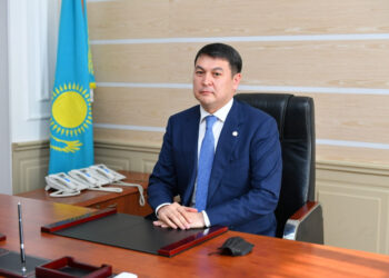 ӨМІРЗАҚ ШӨКЕЕВ ТҮРКІСТАНҒА ЖАҢА ӘКІМДІ ТАНЫСТЫРДЫ