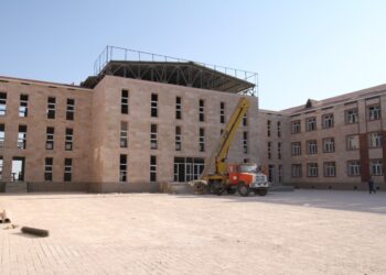 ТҮРКІСТАН: МАҚТААРАЛДА 1200 ОРЫНДЫҚ МЕКТЕП САЛЫНДЫ