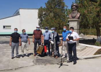 МЕКТЕП АУЛАСЫНА ТӨЛЕ БИДІҢ ЕСКЕРТКІШІ ОРНАТЫЛДЫ