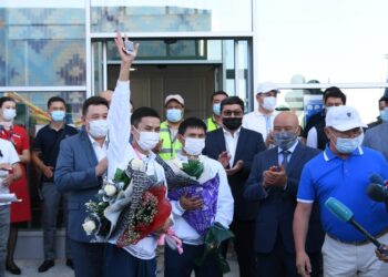 ТОКИО ОЛИМПИАДАСЫНЫҢ ҚОЛА ЖҮЛДЕГЕРІ СӘКЕН БИБОСЫНОВ ЕЛГЕ ОРАЛДЫ