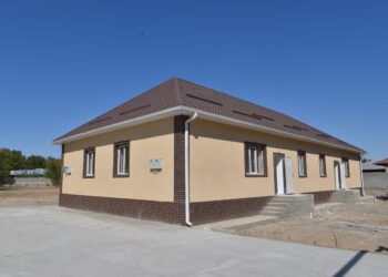 ТҮРКІСТАН: САЙРАМДА ТӨРТ ОТБАСЫҒА АРНАП ҮЙ САЛЫНУДА