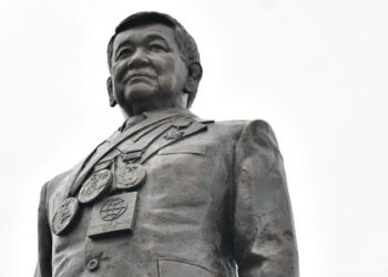 В Нур-Султане открыли памятник Жаксылыку Ушкемпирову