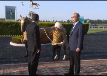 ТҮРІКМЕНСТАН ПРЕЗИДЕНТІ ТОҚАЕВҚА АХАЛТЕКЕ АРҒЫМАҒЫ МЕН ТҮРІКМЕН ТАЗЫСЫН СЫЙЛАДЫ