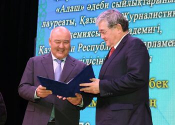 ТҮРКІСТАНДА САУЫТБЕК АБДРАХМАНОВТЫҢ 70 ЖЫЛДЫҒЫНА АРНАЛҒАН ӘДЕБИ-РУХАНИ КЕШ ӨТТІ