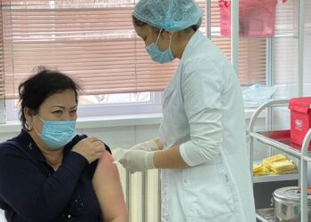 ТҮРКІСТАНДА 50-ГЕ ЖУЫҚ МЕДИЦИНА ҚЫЗМЕТКЕРІ РЕВАКЦИНАЦИЯ АЛДЫ