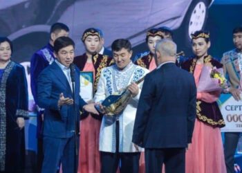 ТҮРКІСТАНДЫҚ БЕКАРЫС ШОЙБЕКОВ АЛТЫН ДОМБЫРА ИЕГЕРІ АТАНДЫ