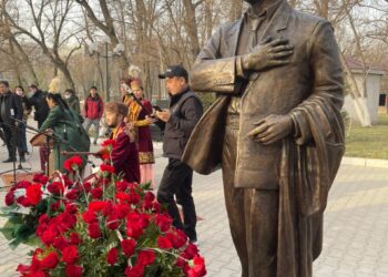 МӘДЕНИЕТ МАЙДАНГЕРІ ӨЗБЕКӘЛІ ЖӘНІБЕКОВКЕ ЕСКЕРТКІШ ОРНАТЫЛДЫ