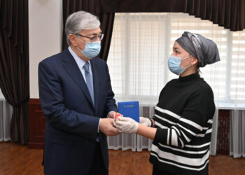 МЕМЛЕКЕТ БАСШЫСЫ КҮШТІК ҚҰРЫЛЫМДАРДАҒЫ ҚАЗА БОЛҒАН ҚЫЗМЕТКЕРЛЕРДІҢ ОТБАСЫ МҮШЕЛЕРІМЕН КЕЗДЕСТІ