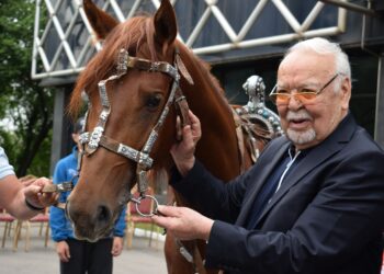 «ҚАЗАҚФИЛЬМДЕ» АСАНӘЛІ ӘШІМОВТІ МЕРЕТОЙЫМЕН ҚҰТТЫҚТАП, ТҰЛПАР МІНГІЗДІ
