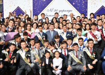 ШЫМКЕНТТЕ 11 МЫҢНАН АСТАМ ОҚУШЫ МЕКТЕП БІТІРДІ