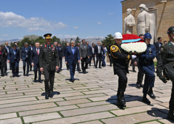 ҚАСЫМ-ЖОМАРТ ТОҚАЕВ АТАТҮРІК КЕСЕНЕСІНЕ ГҮЛ ШОҒЫН ҚОЙДЫ