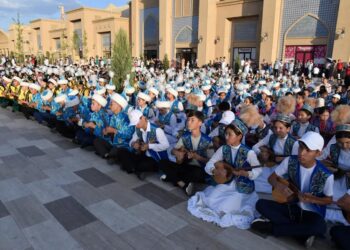 ТҮРКІСТАНДА БІР МЕЗГІЛДЕ 1500 ОҚУШЫ КҮЙ ТАРТТЫ