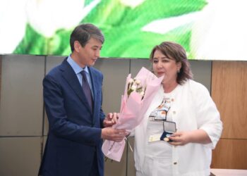 ТҮРКІСТАН ОБЛЫСЫНЫҢ МЕДИЦИНА ҚЫЗМЕТКЕРЛЕРІ МАРАПАТТАЛДЫ